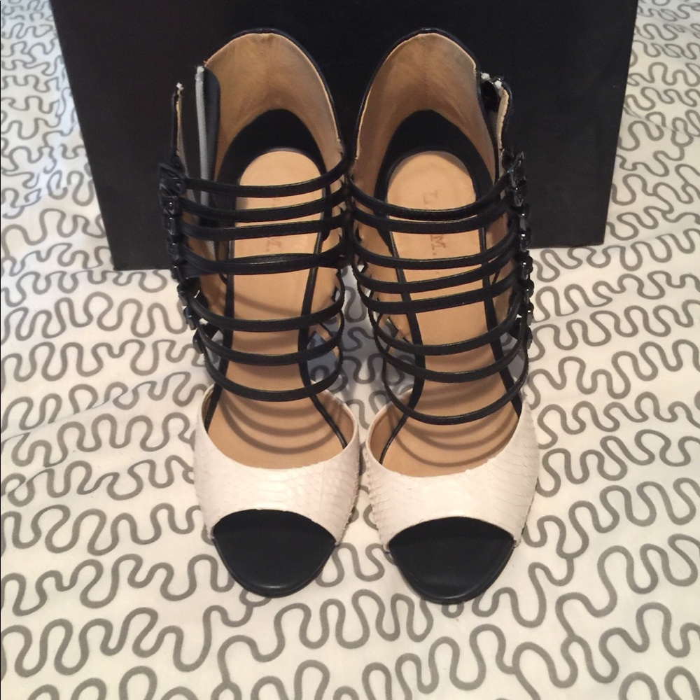 Stunning L.A.M.B snake skin peep toe  👠